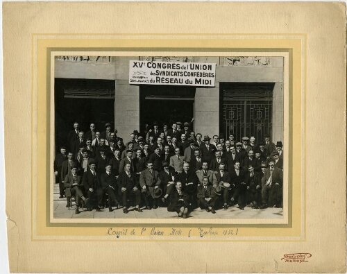 XVème congrès de l'Union des syndicats confédérés du réseau Midi tenu à Toulouse en 1932 : les délégués posent à l'entrée de la salle