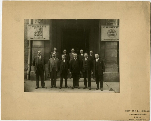 Congrès de la CGT [confédérée], [1929-1931] : quelques délégués posent à l'extérieur de la salle