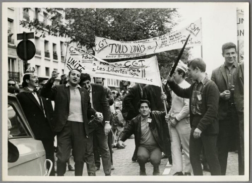 Grève générale à l'appel de la CGT, de la CFDT, de FO et de la FEN, contre la demande de pouvoirs spéciaux le 17 mai 1967 : les jeunes cheminots de Masséna dans la manifestation à Paris
