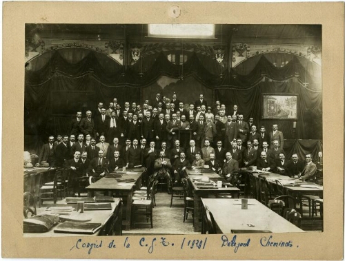 Congrès de la CGT [confédérée], [17-20 septembre] 1929, [salle Japy] : les délégués cheminots posent dans la salle du congrès