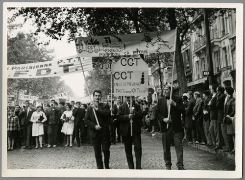 Grève générale à l'appel de la CGT, de la CFDT, de FO et de la FEN, contre la demande de pouvoirs spéciaux le 17 mai 1967 : manifestation à Paris