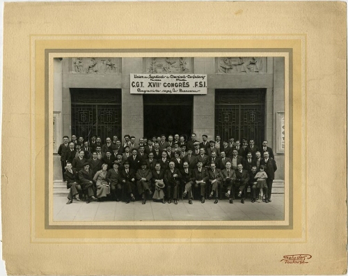 XVIIème congrès de l'Union des syndicats confédérés du réseau Midi, [Toulouse, 1934] : les délégués posent à l'entrée de la salle