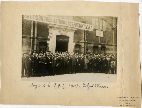XXVIIème Congrès national corporatif de la CGT [confédérée], [15-18 septembre 1931] : les délégués cheminots posent devant le gymnase municipal Voltaire (salle Japy)