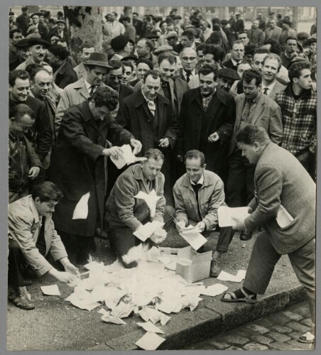Les cheminots brûlent leurs fiches de sanction, Lyon, 1962