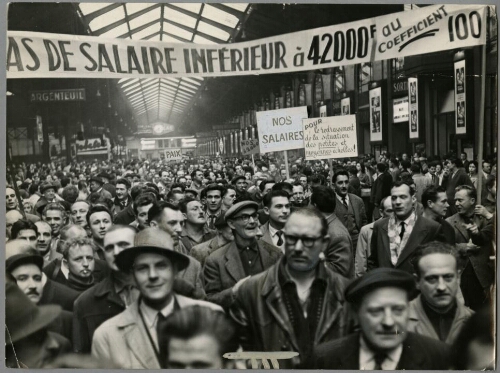 Les cheminots manifestent à Paris, gare Saint-Lazare, pour l'augmentation des salaires le [19 avril 1961]